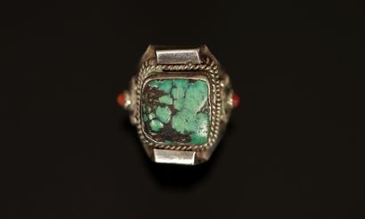 BAGUE en argent 925/°° centrée d'un cabochon...