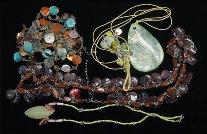 FANTAISIE - ENSEMBLE comprenant 5 COLLIERS...