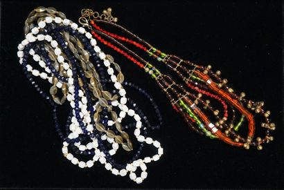 ENSEMBLE comprenant 3 SAUTOIRS en perles...
