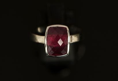 BAGUE en argent 925/°° centré d'un rubis...