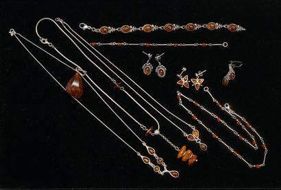 ENSEMBLE en argent min 800/°° et ambre comprenant...