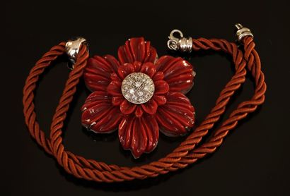 COLLIER cordon retenant un important pendentif...