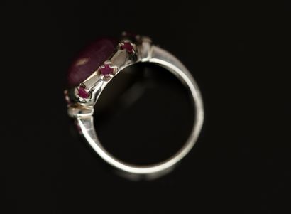 BAGUE en argent 925/°° centrée d'un cabochon...