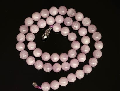 COLLIER de boules de kunzite (8mm), fermoir...