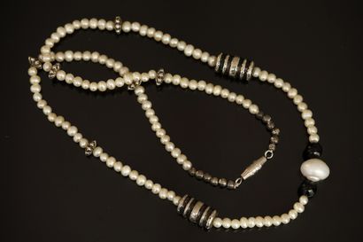 COLLIER composé de perles d'eau douce blanches...