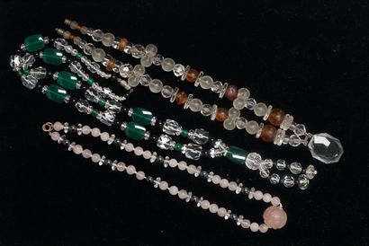 ENSEMBLE composé de 3 COLLIERS de perles...
