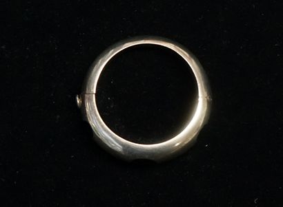 BRACELET jonc ouvrant en argent 925/°° agrémenté...