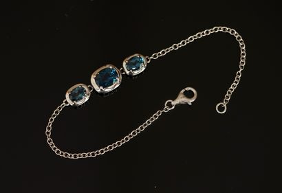 BRACELET en argent 925/°° centré de 3 topazes...