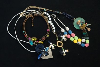 FANTAISIE - ENSEMBLE comprenant 5 COLLIERS...