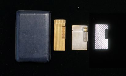 DUNHILL - BRIQUET à gaz en métal doré à cannelures,...