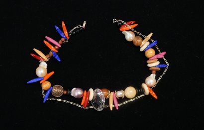 COLLIER DE CREATEUR composé de perles d'eau...