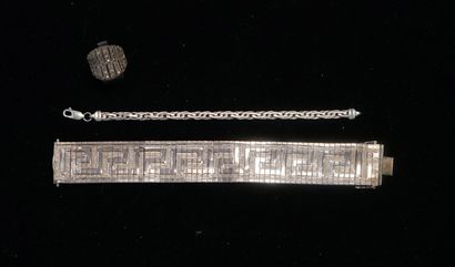 ENSEMBLE en argent min 800/°° comprenant...