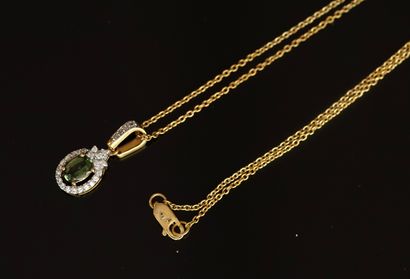 CHAINE et son PENDENTIF en argent doré 925/°°...