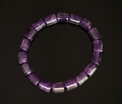 BRACELET de perles cylindriques d'améthyste,...