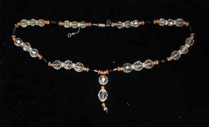 COLLIER CRAVATE composé de perles de cristal...