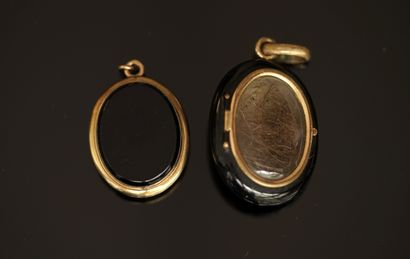 ENSEMBLE en métal doré composé de 2 PENDENTIFS...