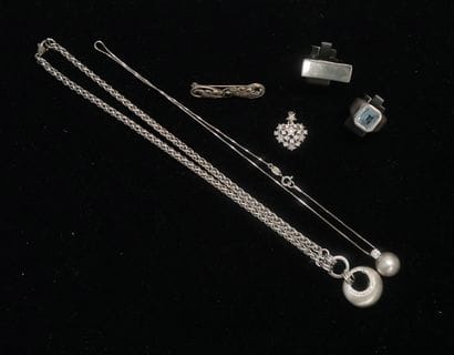 ENSEMBLE en argent min 800/°° comprenant...