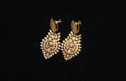 PAIRE DE PENDANTS D'OREILLES en argent doré...