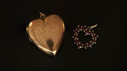 ENSEMBLE de 2 PENDENTIFS COEUR, l'un ouvrant...