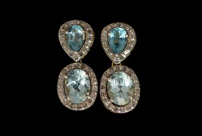 PAIRE DE PENDANTS D'OREILLES en argent doré...