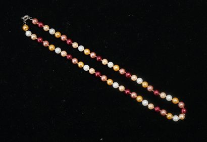 COLLIER de perles rondes de nacre dorée,...