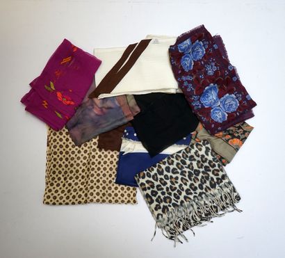 ENSEMBLE composé de 9 FOULARDS divers en...