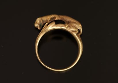 BAGUE en métal doré présentant une panthère...