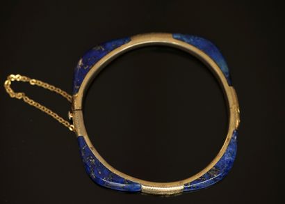 BRACELET rigide ouvrant en métal doré agrémenté...