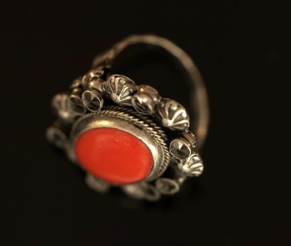 BAGUE en argent min 800/°° centrée d'une...