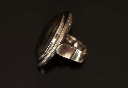 IMPORTANTE BAGUE en argent 925/°° sertie...