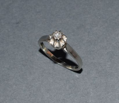 SOLITAIRE en or blanc 18K (750/°°) orné d’un...