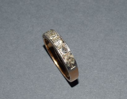 DEMI-ALLIANCE en or jaune 18K (750/°°) sertie...