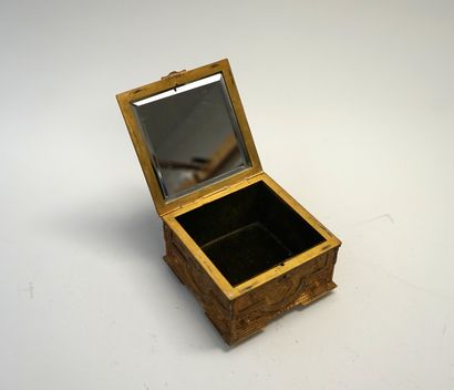 COFFRET en bronze doré, les côtés de muses...