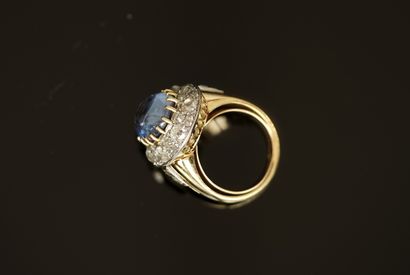RING in 18K (750/°°) yellow gold, set with...