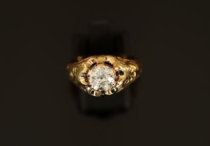 BAGUE en or jaune 18K (750/°°) centrée d'un...