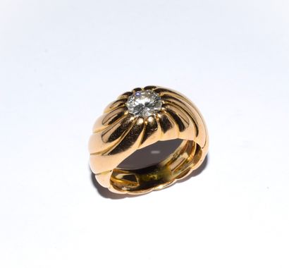 Ladies' CHEVALIERE ring in 18K (750°/°°)...