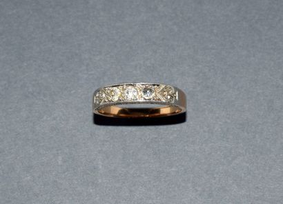 DEMI-ALLIANCE en or jaune 18K (750/°°) sertie...