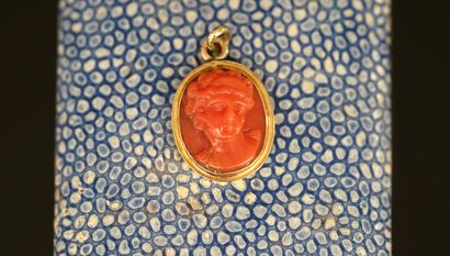 PENDENTIF en or jaune 18k (750/°°) retenant...