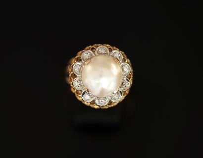 BAGUE COKTAIL en or jaune 18K (750/°°) centrée...