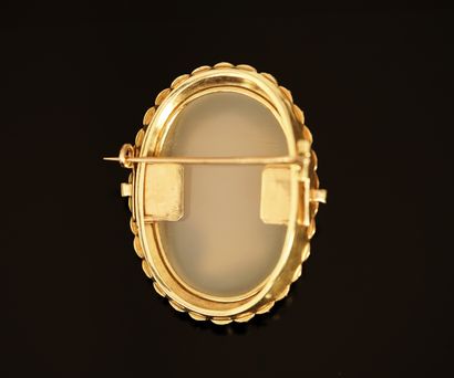BROCHE CAMEE ovale sur agate présentant un...