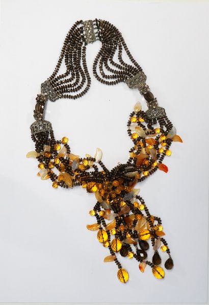 COLLIER CRAVATE composé de 6 rangs de perles...