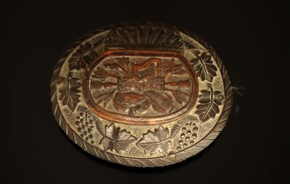 TABATIERE ovale en bois sculpté à motif de...