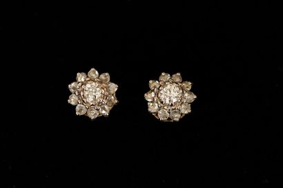 PAIRE DE CLOUS D'OREILLES en or jaune
 et...