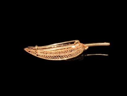 BROCHE en or jaune 18K (750°/°°) figurant...