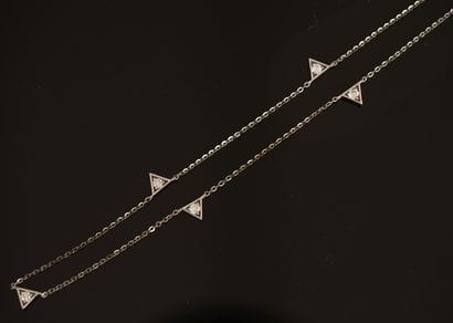 COLLIER en argent min 925/°° ponctué de motifs...