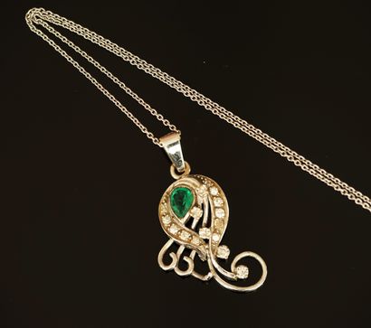 CHAINE et son PENDENTIF en or blanc 18K (750/°°)...