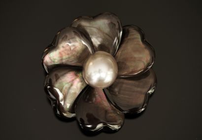 BROCHE à monture en or blanc 18k (750/°°)...