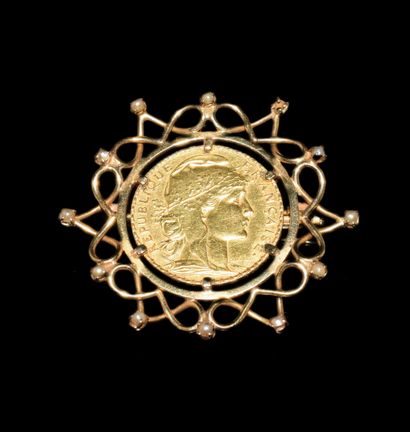 PENDENTIF BROCHE en or jaune 18K (750°/°°),...