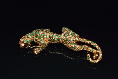 BROCHURE in 18K (750/°°) yellow gold, featuring...