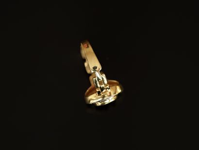 BAGUE en or jaune 18K (750/°°) centrée d'un...